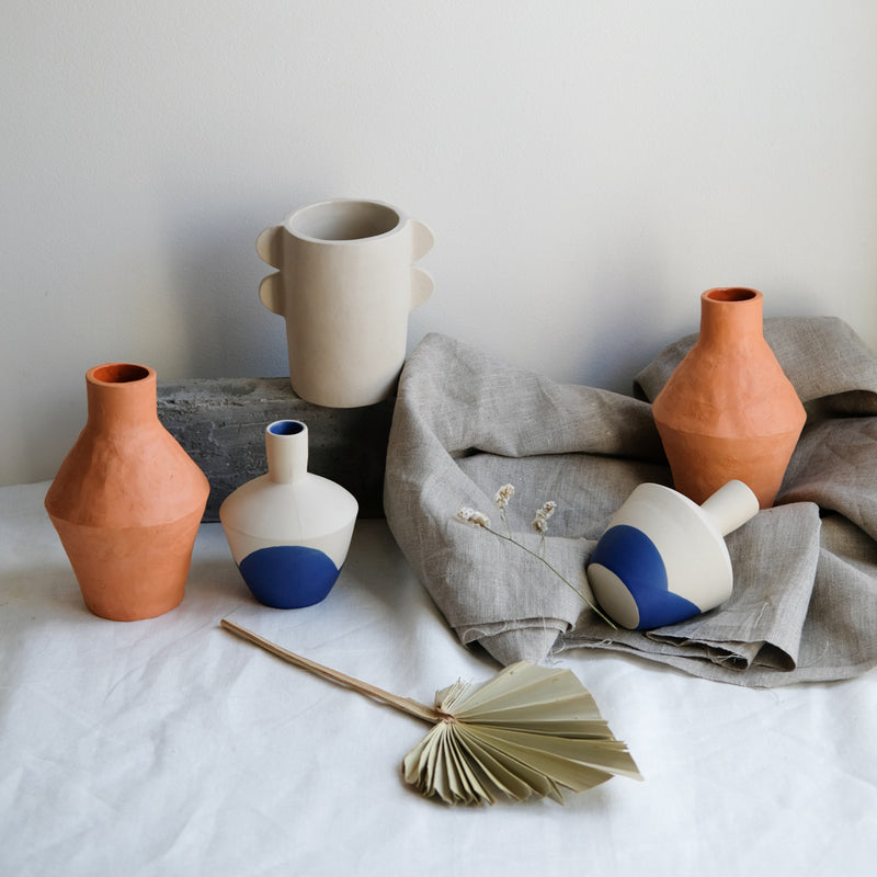Vase tribü bleu réalisé par la céramiste Cassandre Bouilly chez Brutal Ceramics