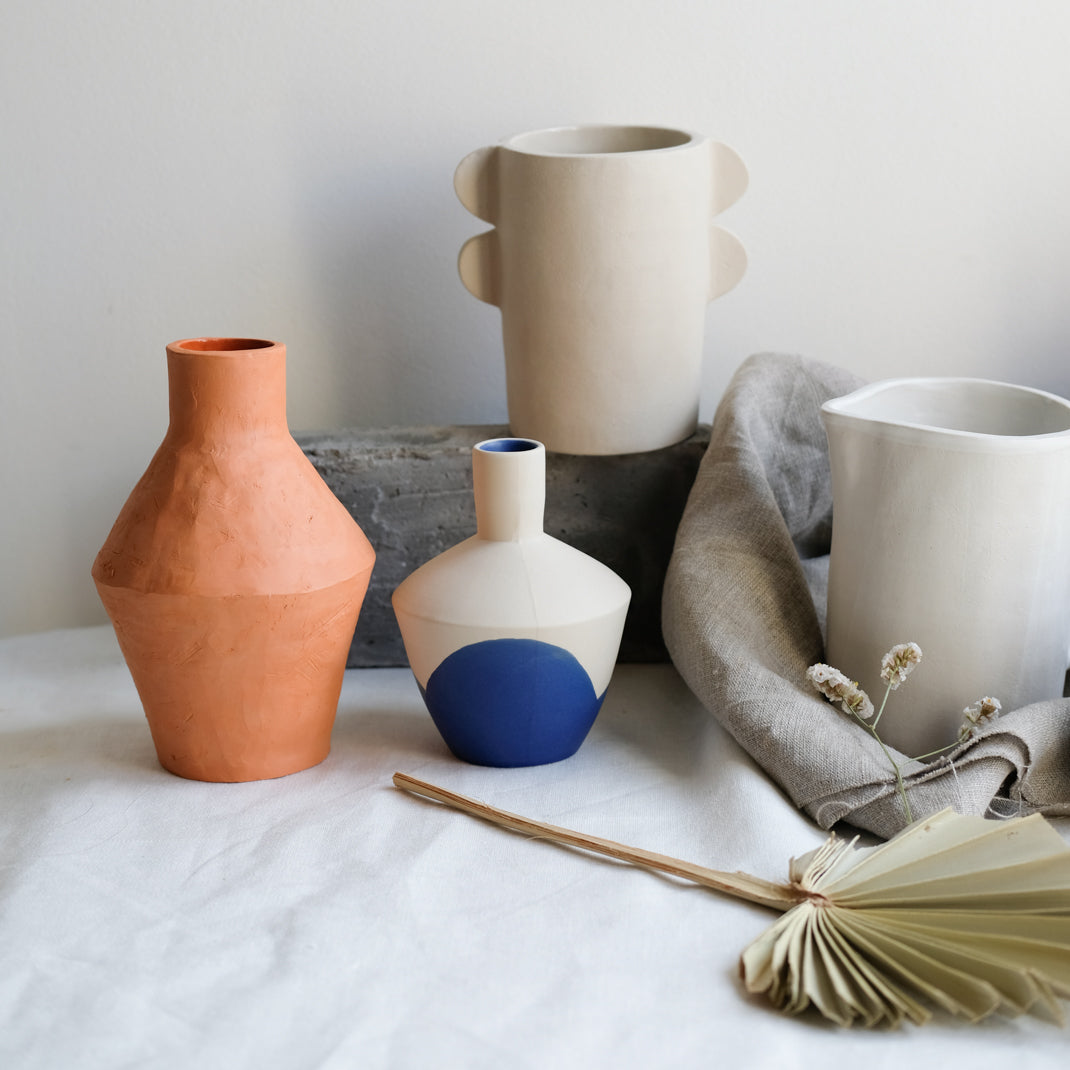 Vase totem tribü réalisé par la céramiste Cassandre Bouilly chez Brutal Ceramics
