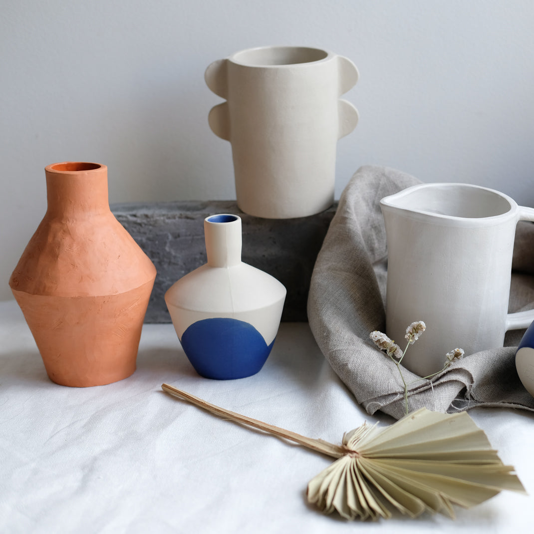 Vase tribü bleu réalisé par la céramiste Cassandre Bouilly chez Brutal Ceramics