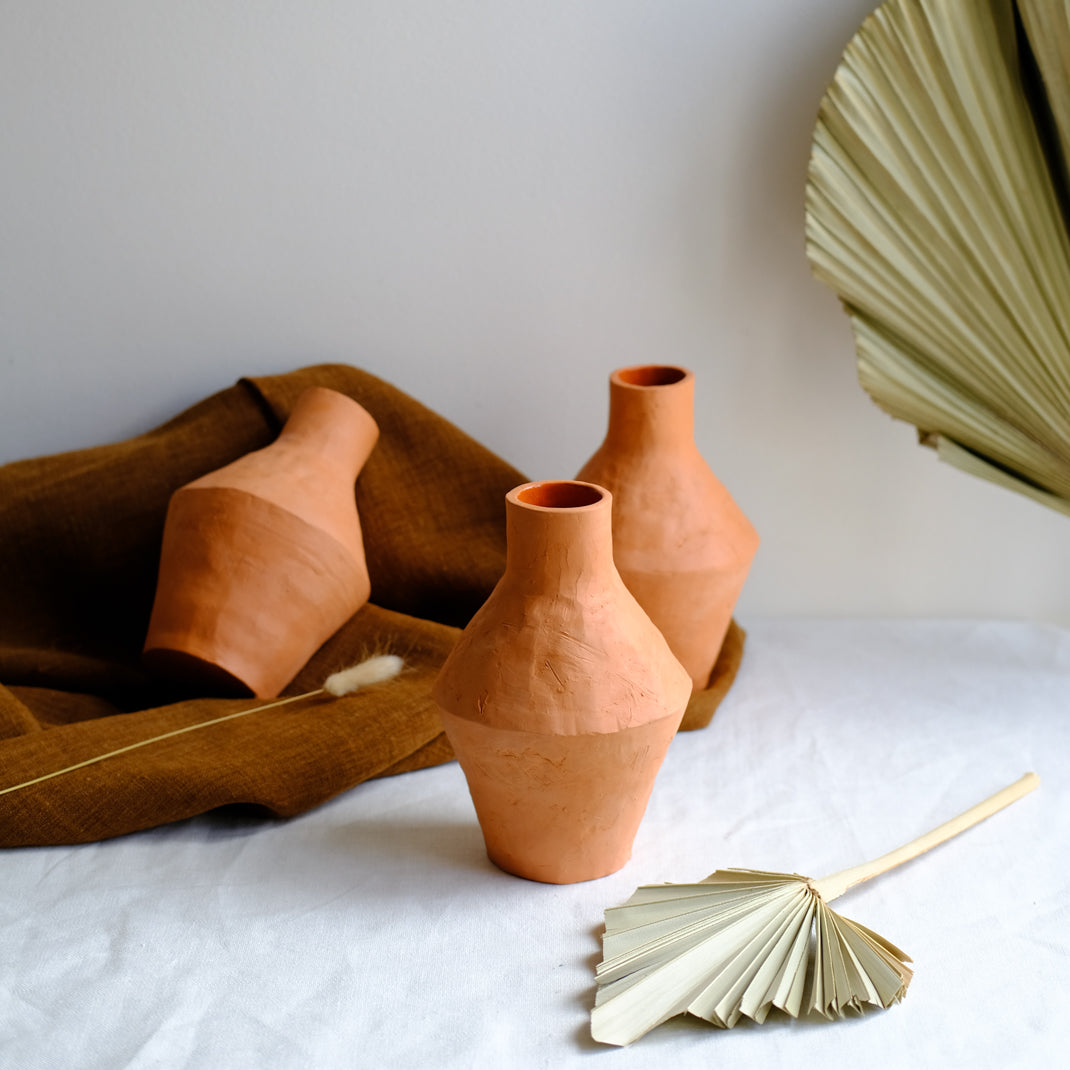 Vase tribü rouge réalisé par la céramiste Cassandre Bouilly chez Brutal Ceramics
