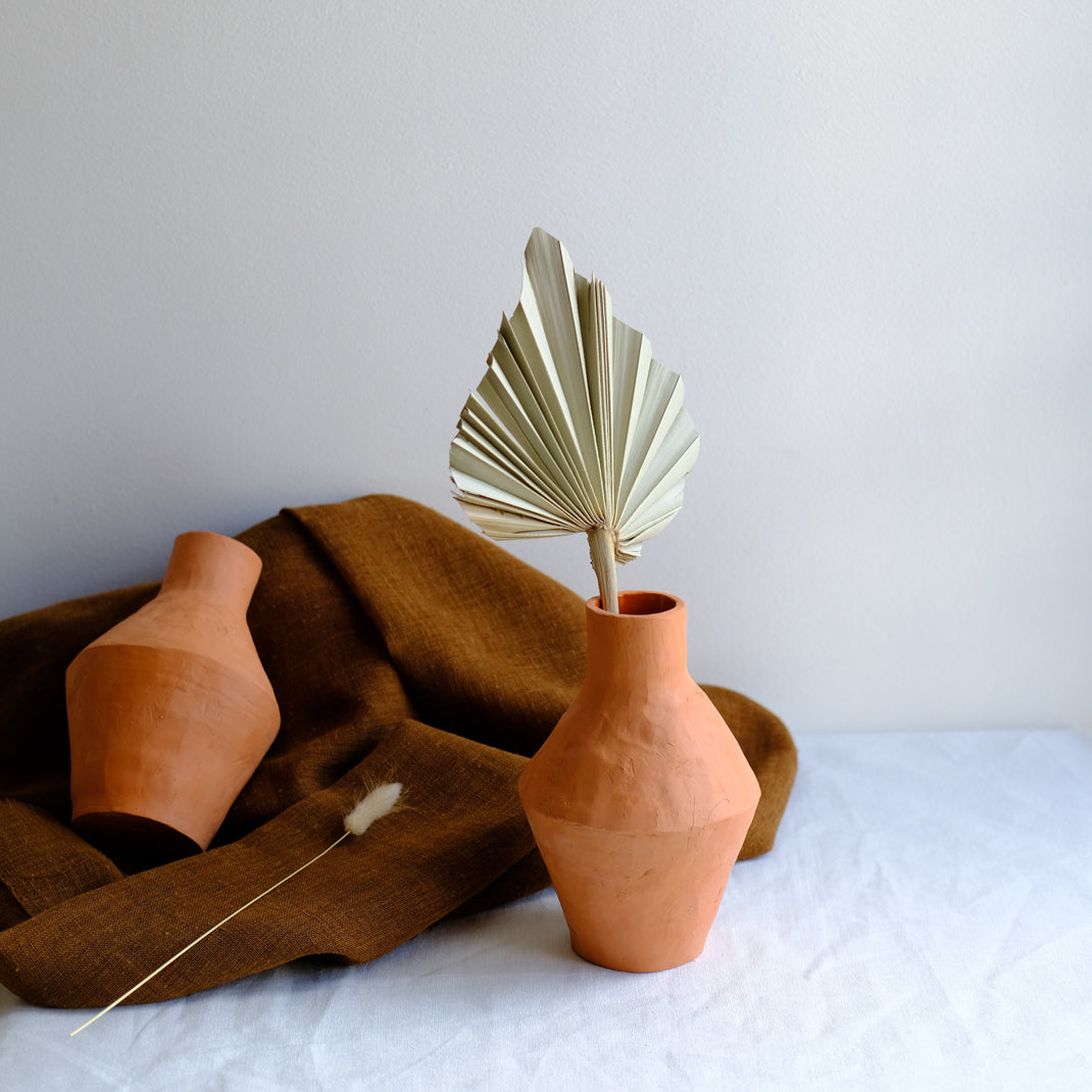 Vase tribü rouge réalisé par la céramiste Cassandre Bouilly chez Brutal Ceramics