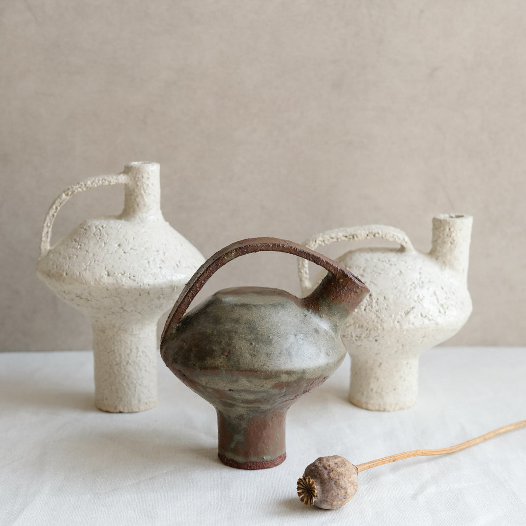 Bouteille soucoupe volante blanche par Catherine Dix Ceramics