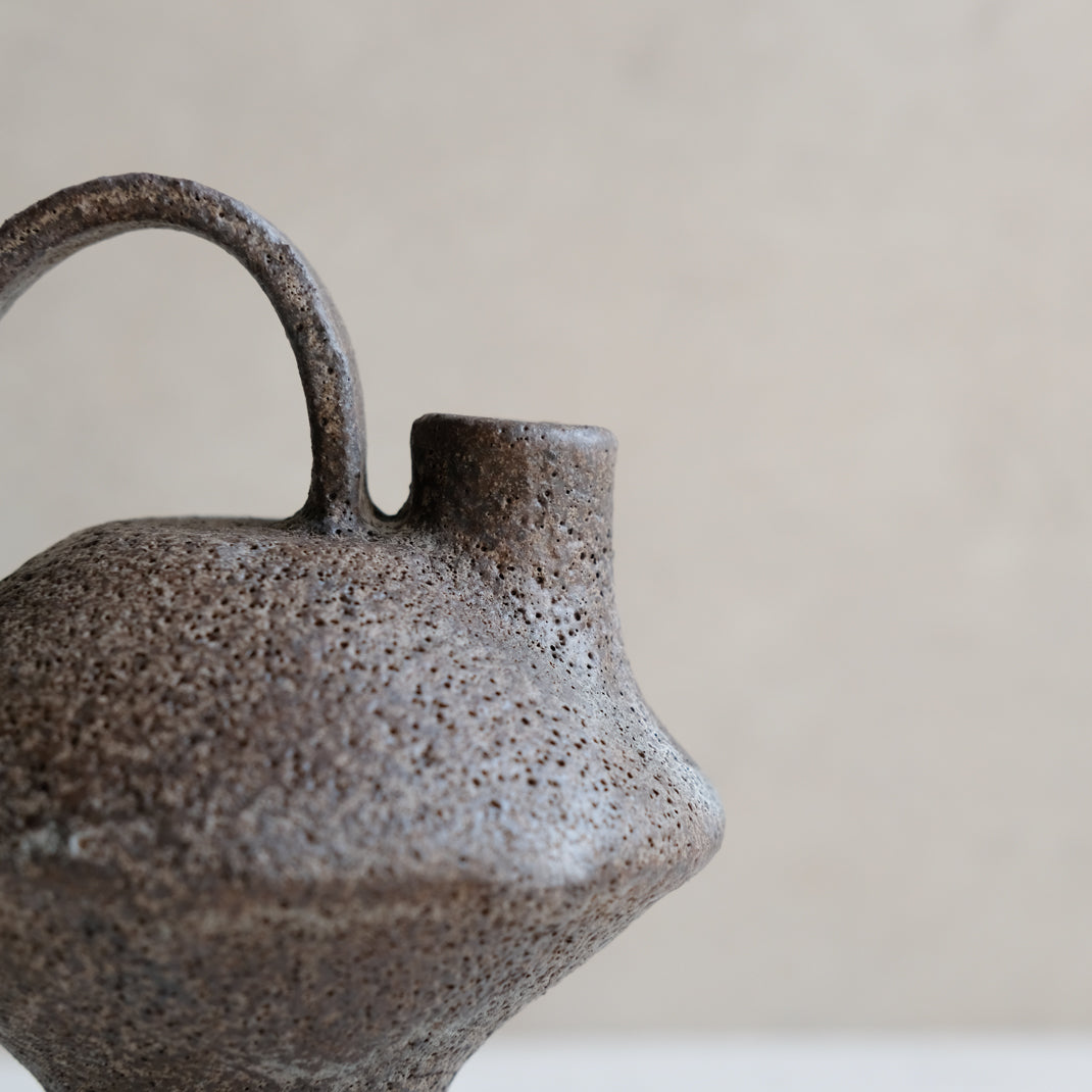 Bouteille soucoupe volante marron par Catherine Dix Ceramics