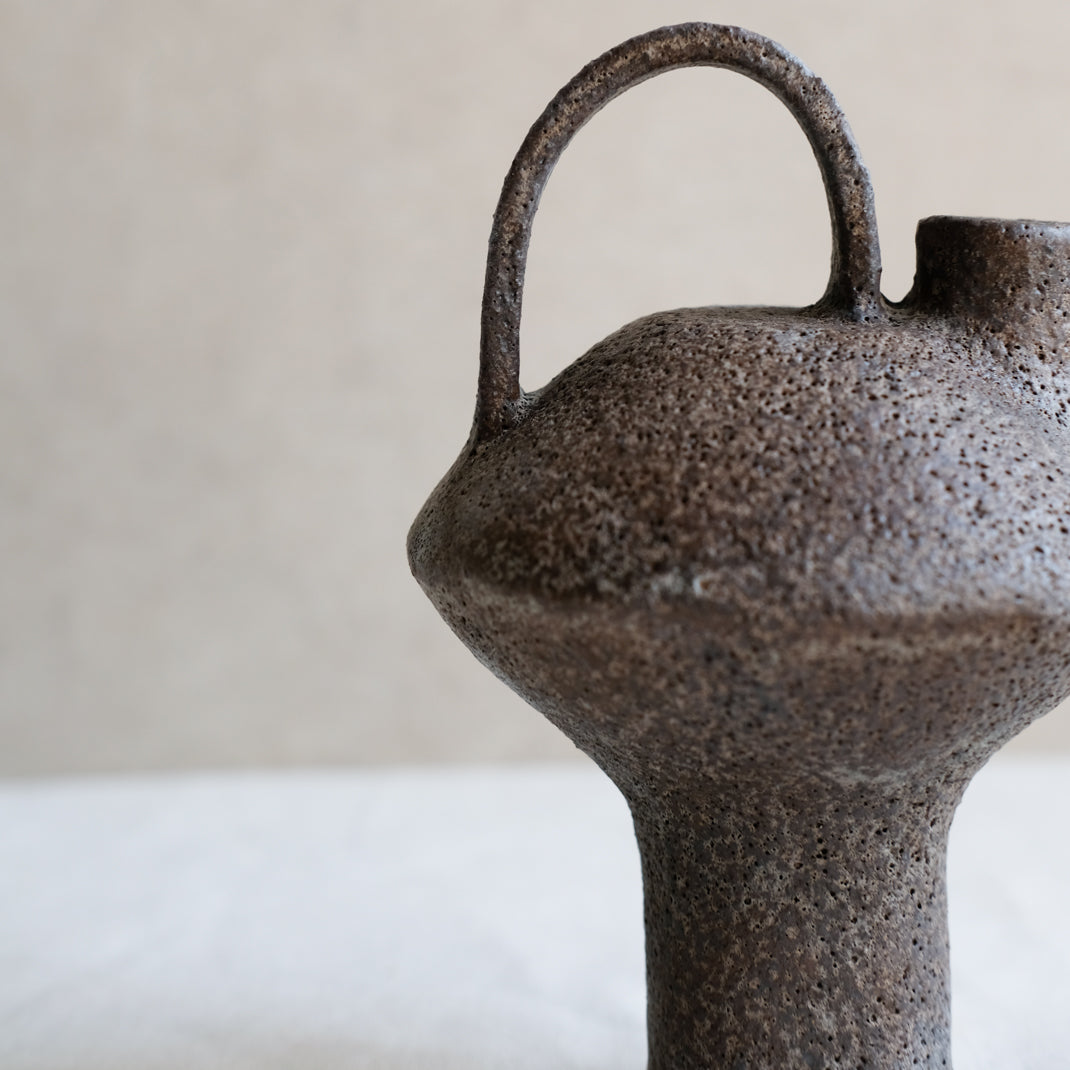 Bouteille soucoupe volante marron par Catherine Dix Ceramics