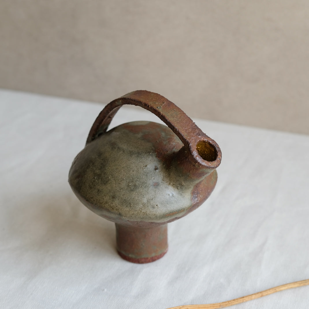 Bouteille soucoupe volante verte par Catherine Dix Ceramics