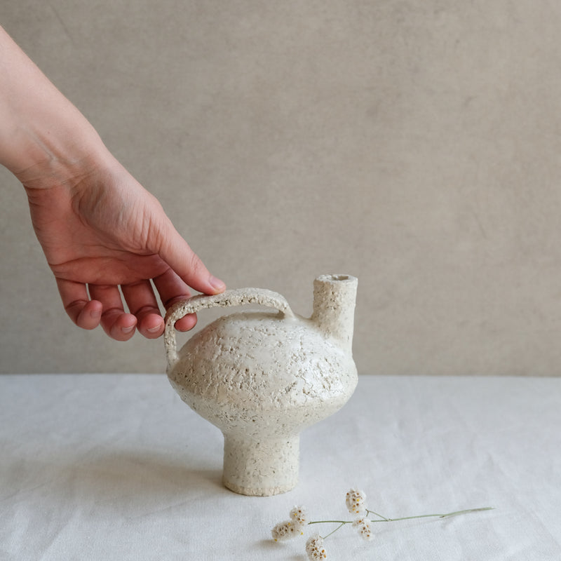 Bouteille soucoupe volante blanche par Catherine Dix Ceramics