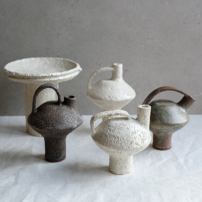 Bouteille soucoupe volante blanche par Catherine Dix Ceramics