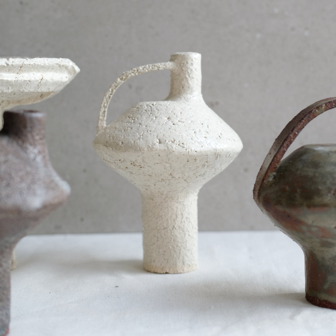 Bouteille soucoupe volante blanche par Catherine Dix Ceramics