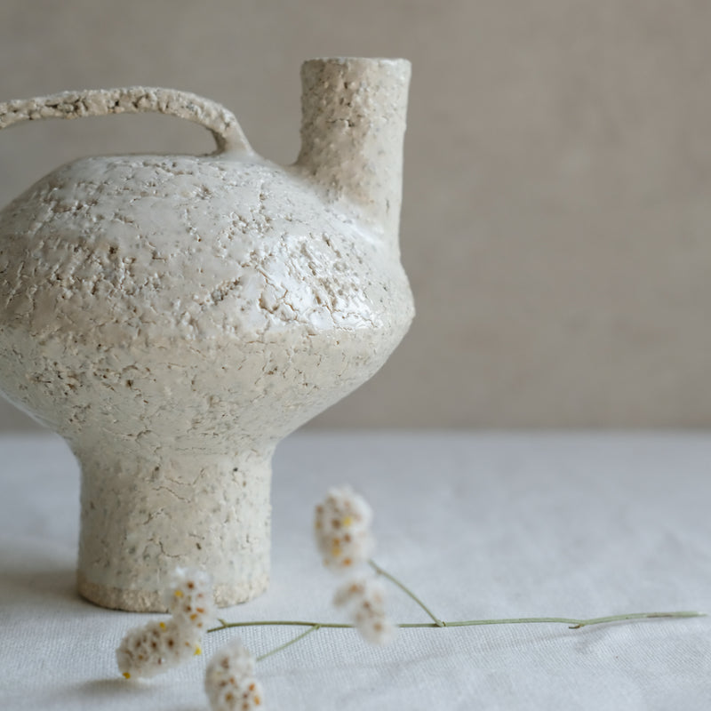 Bouteille soucoupe volante blanche par Catherine Dix Ceramics