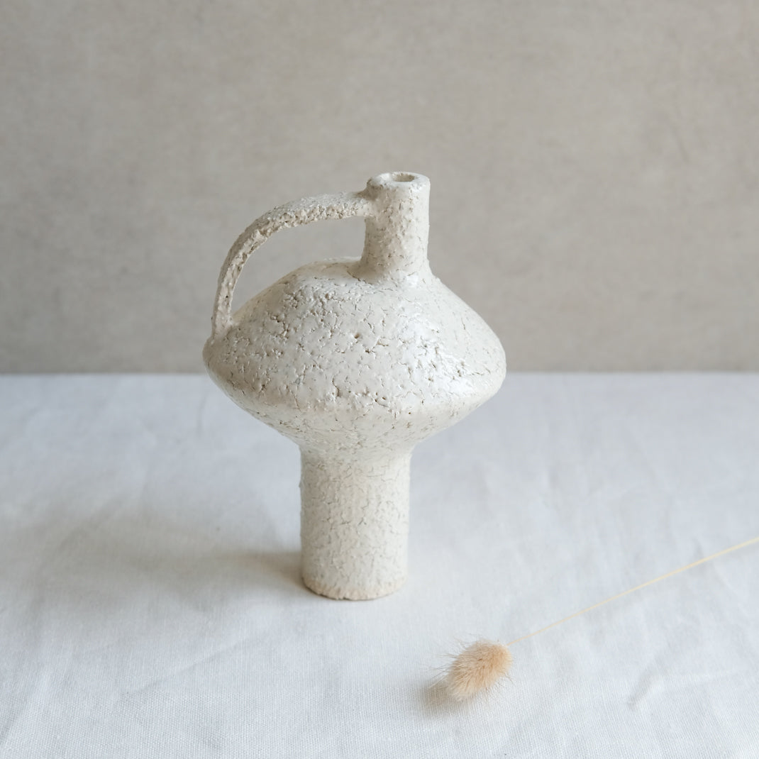 Bouteille soucoupe volante blanche par Catherine Dix Ceramics