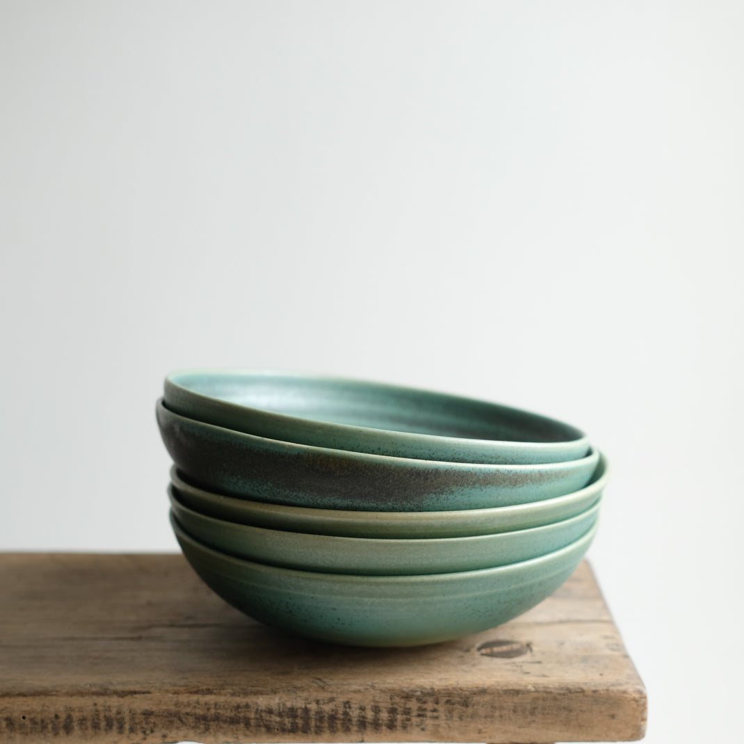 Assiette creuse en grès réalisée par Eva Kengen chez Brutal Ceramics
