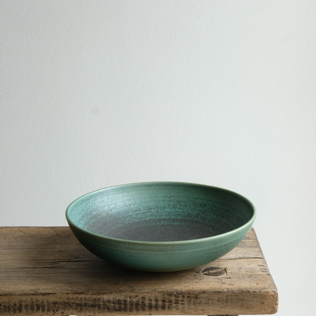 Assiette creuse en grès réalisée par Eva Kengen chez Brutal Ceramics
