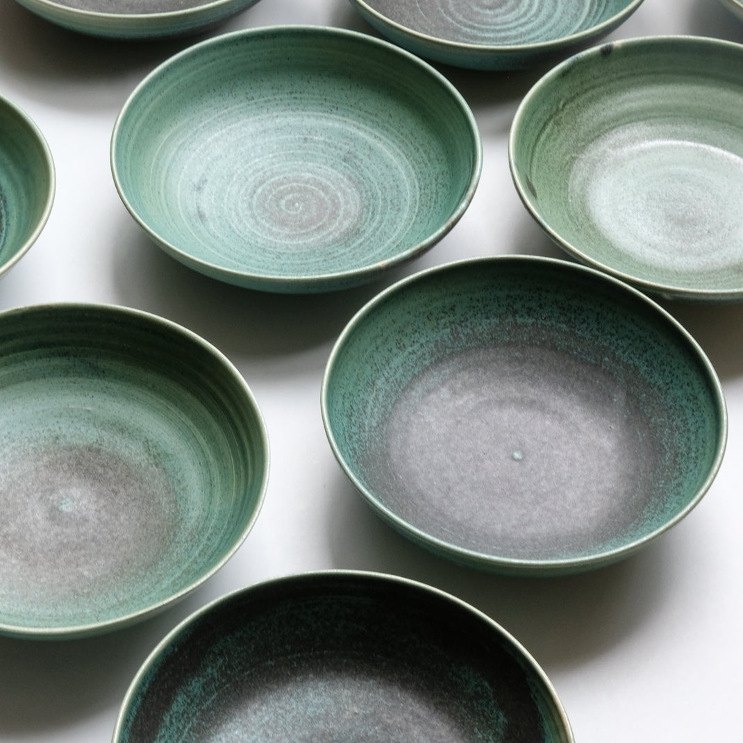 Assiette creuse en grès réalisée par Eva Kengen chez Brutal Ceramics