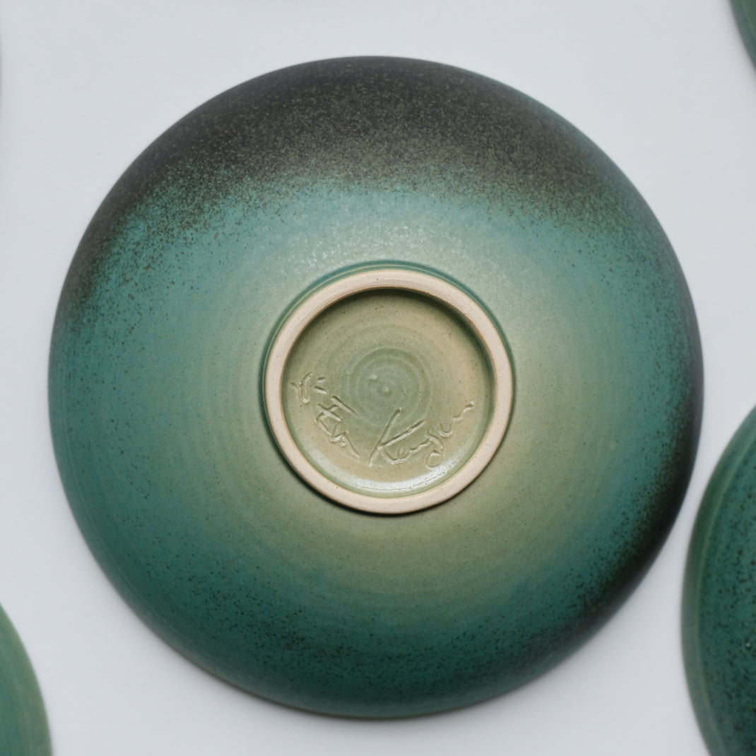 Assiette creuse en grès réalisée par Eva Kengen chez Brutal Ceramics