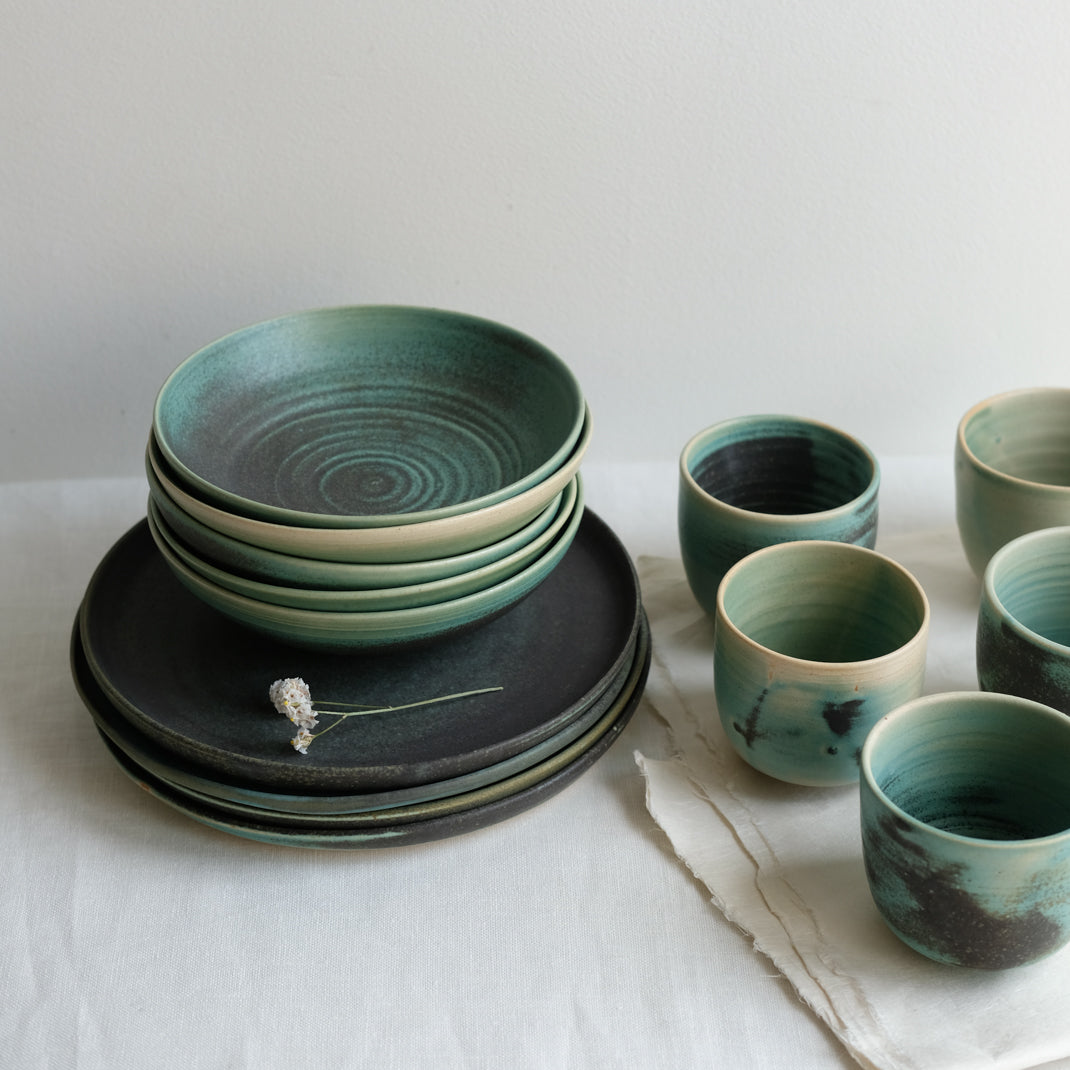 Assiette creuse en grès réalisée par Eva Kengen chez Brutal Ceramics