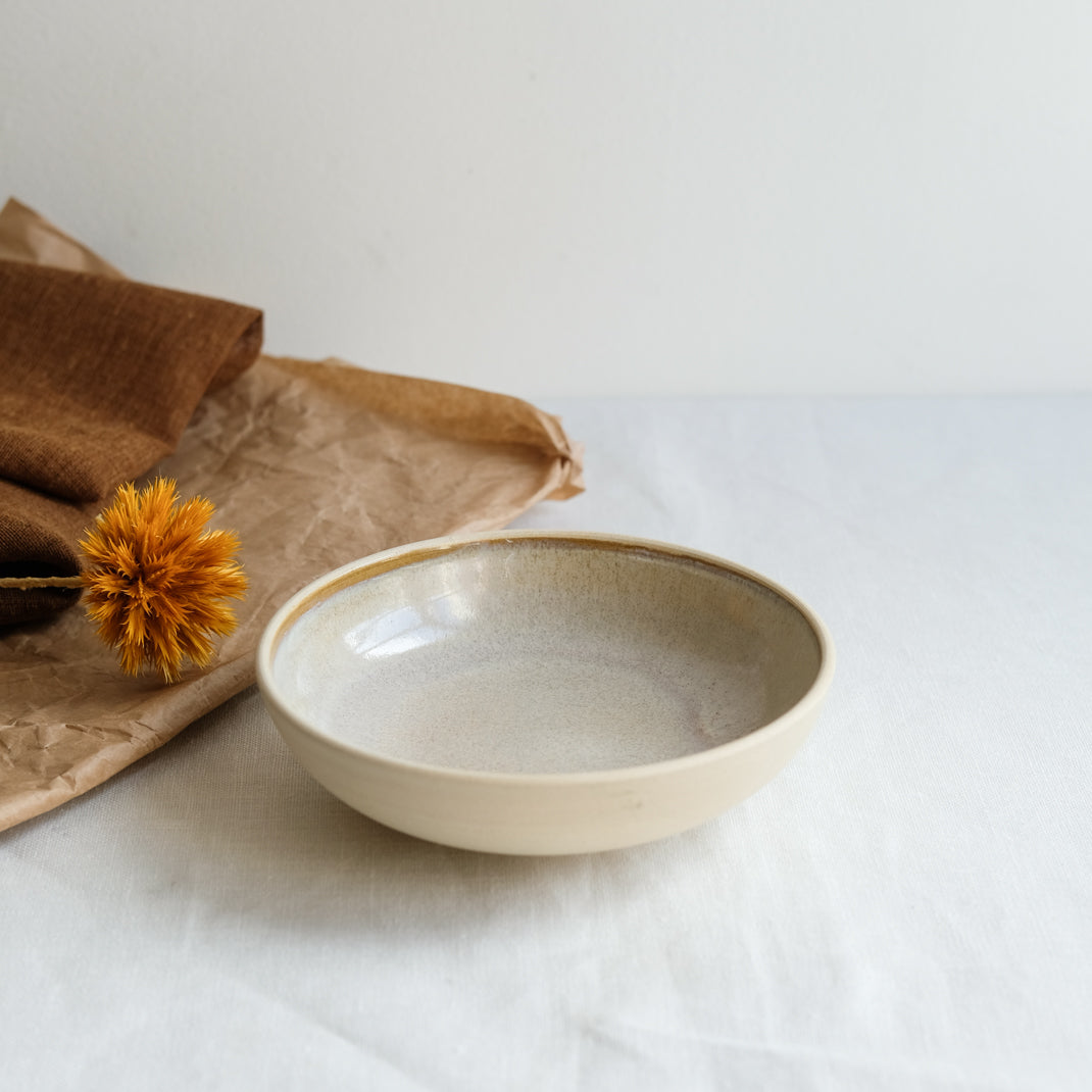 Assiette creuse par Helka Ceramics chez Brutal Ceramics
