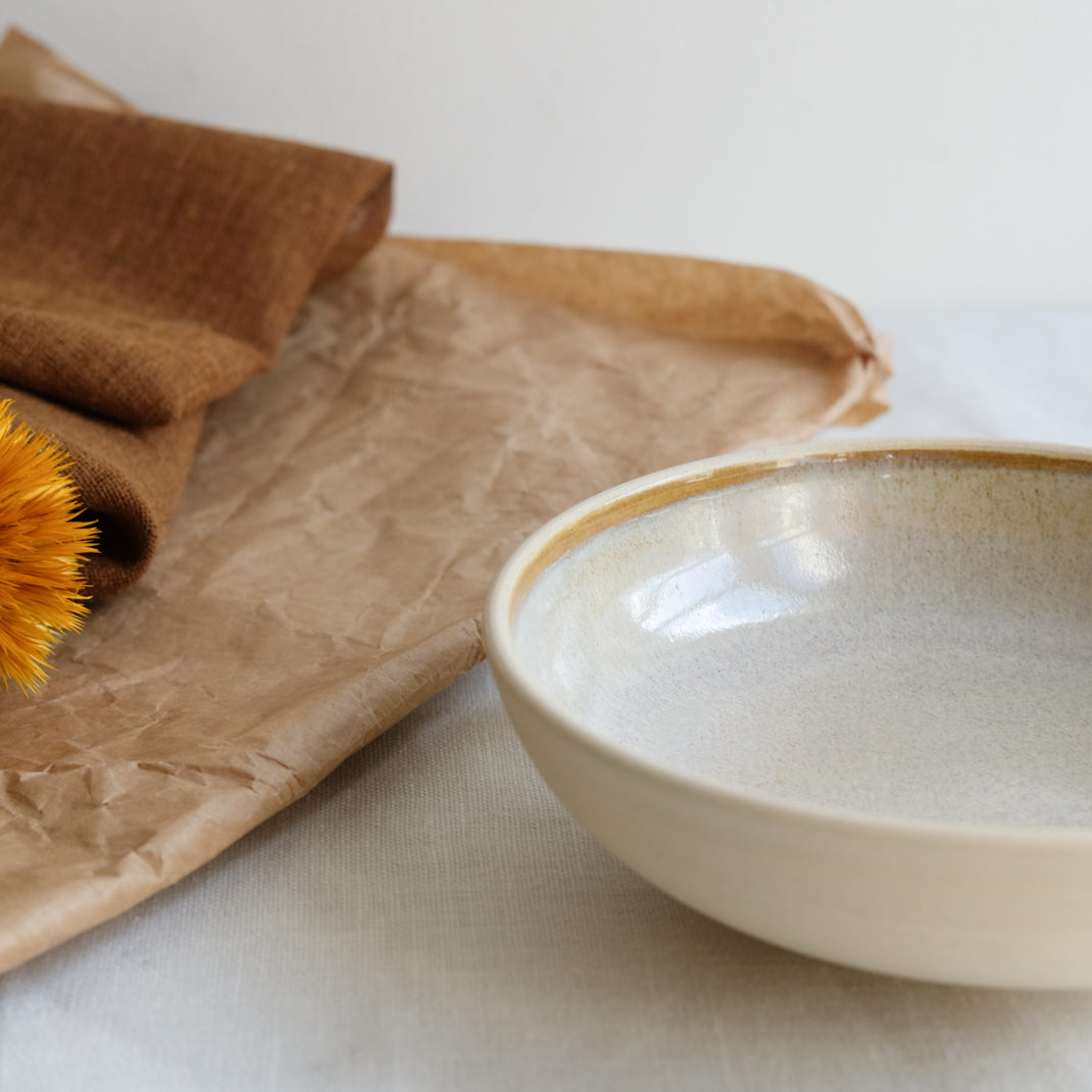 Assiette creuse par Helka Ceramics chez Brutal Ceramics