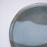Assiette en grès vert-bleu de Judith Lasry chez Brutal Ceramics