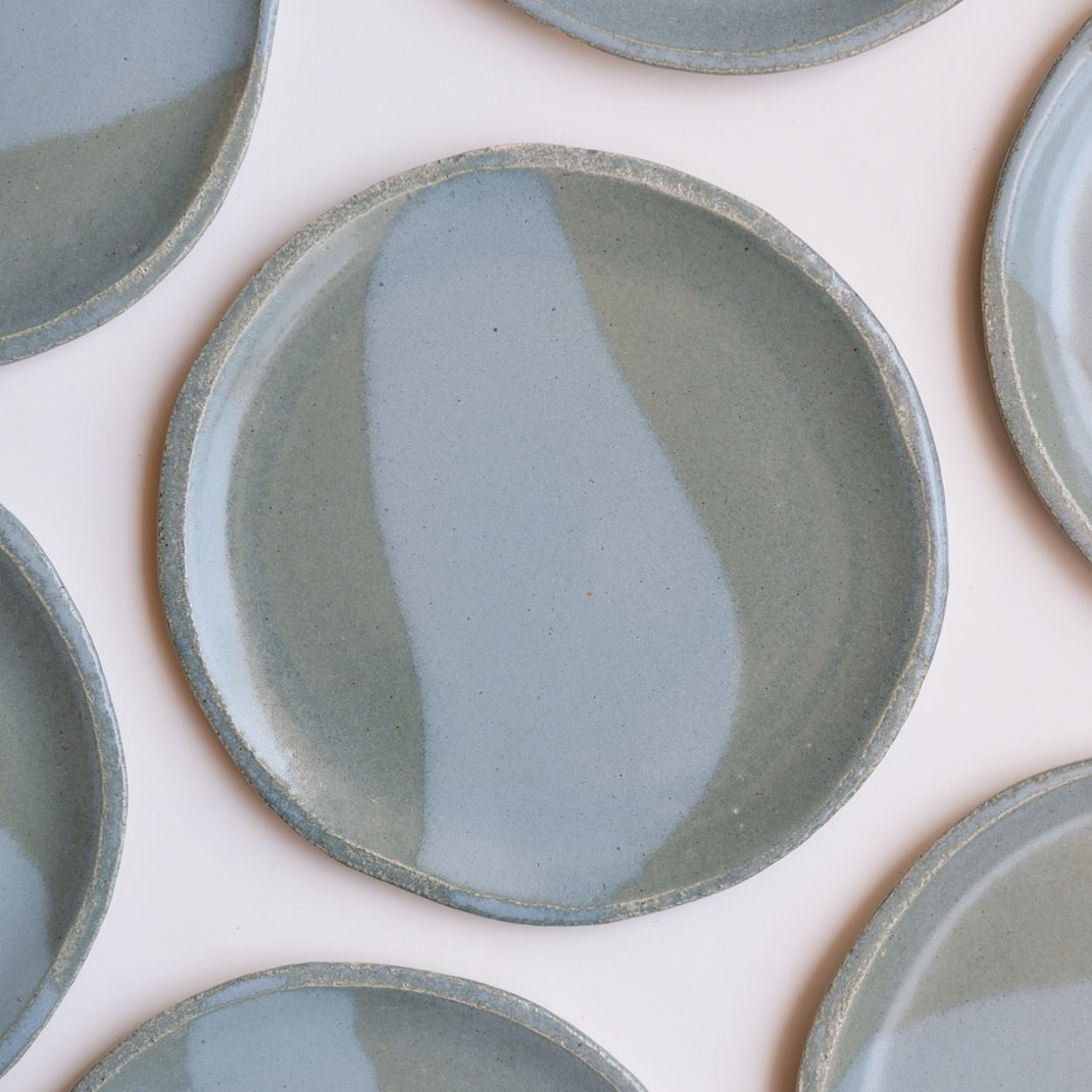 Assiette en grès vert-bleu de Judith Lasry chez Brutal Ceramics