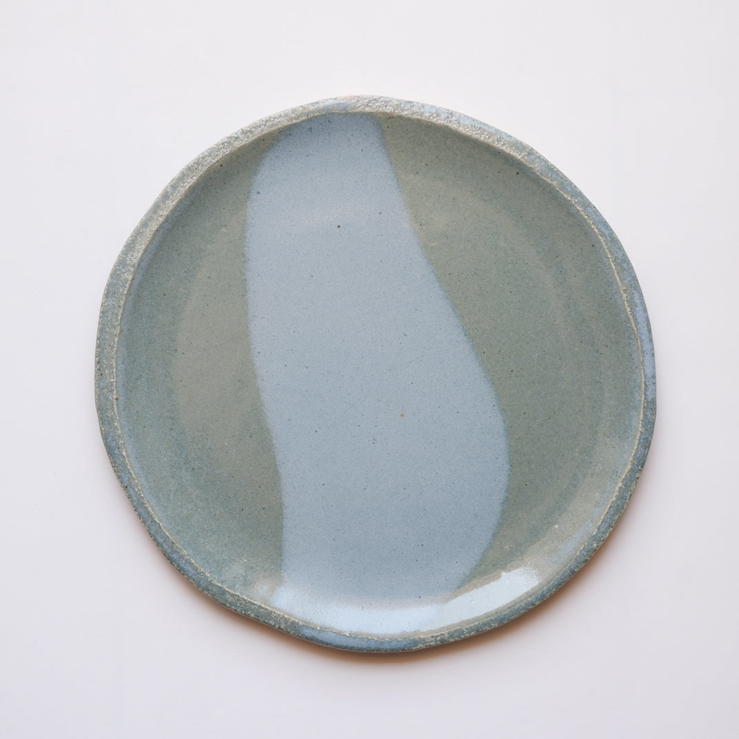 Assiette en grès vert-bleu de Judith Lasry chez Brutal Ceramics