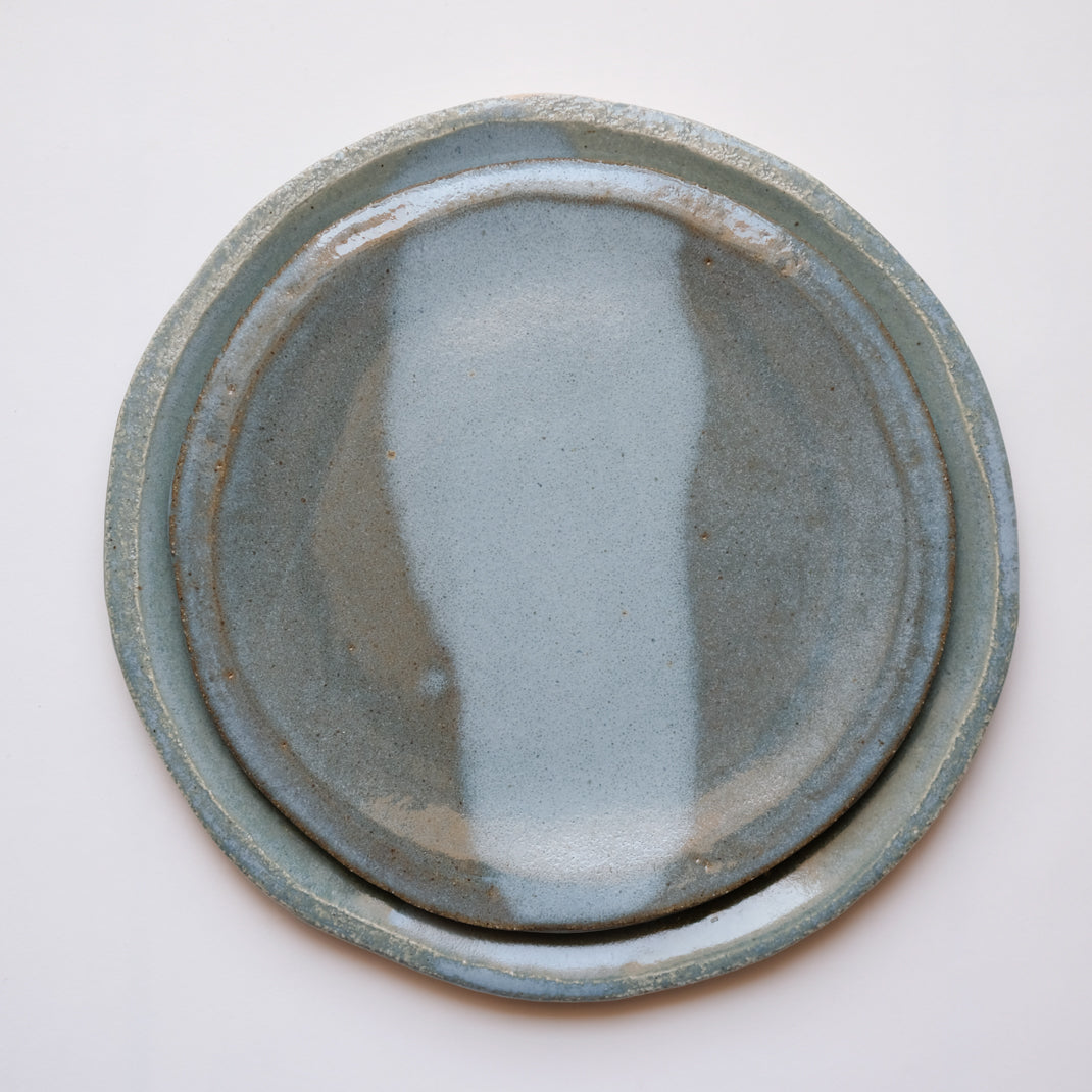 Assiette en grès vert-bleu de Judith Lasry chez Brutal Ceramics
