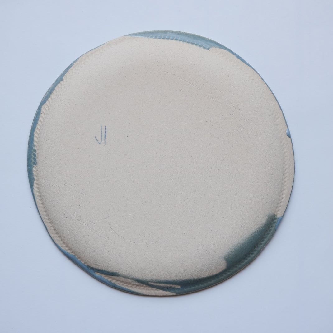 Assiette en grès vert-bleu de Judith Lasry chez Brutal Ceramics