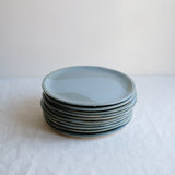 Assiette en grès vert-bleu de Judith Lasry chez Brutal Ceramics