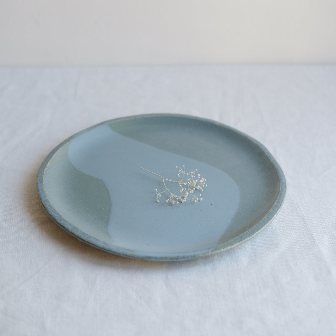 Assiette en grès vert-bleu de Judith Lasry chez Brutal Ceramics