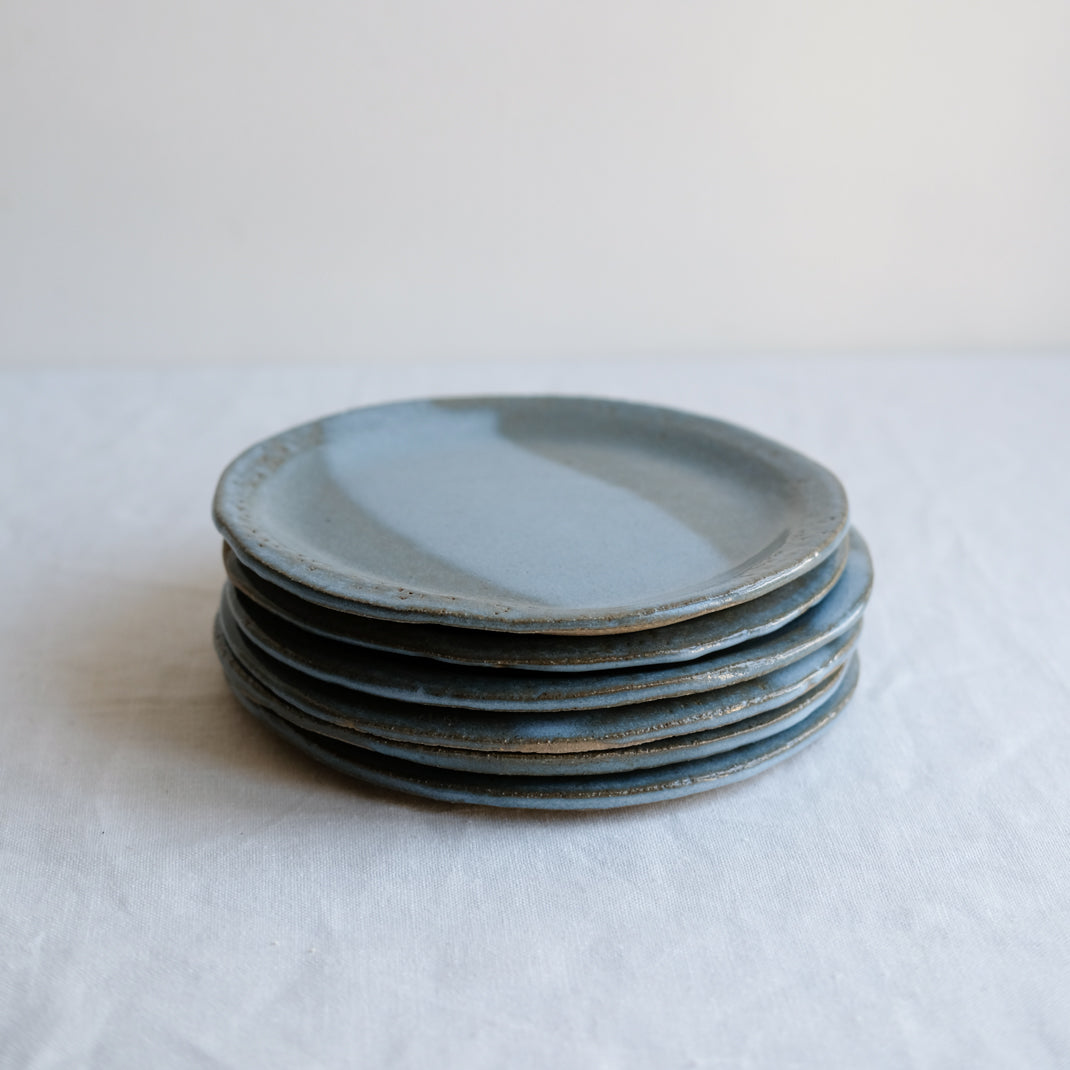 Assiette en grès vert-bleu de Judith Lasry chez Brutal Ceramics