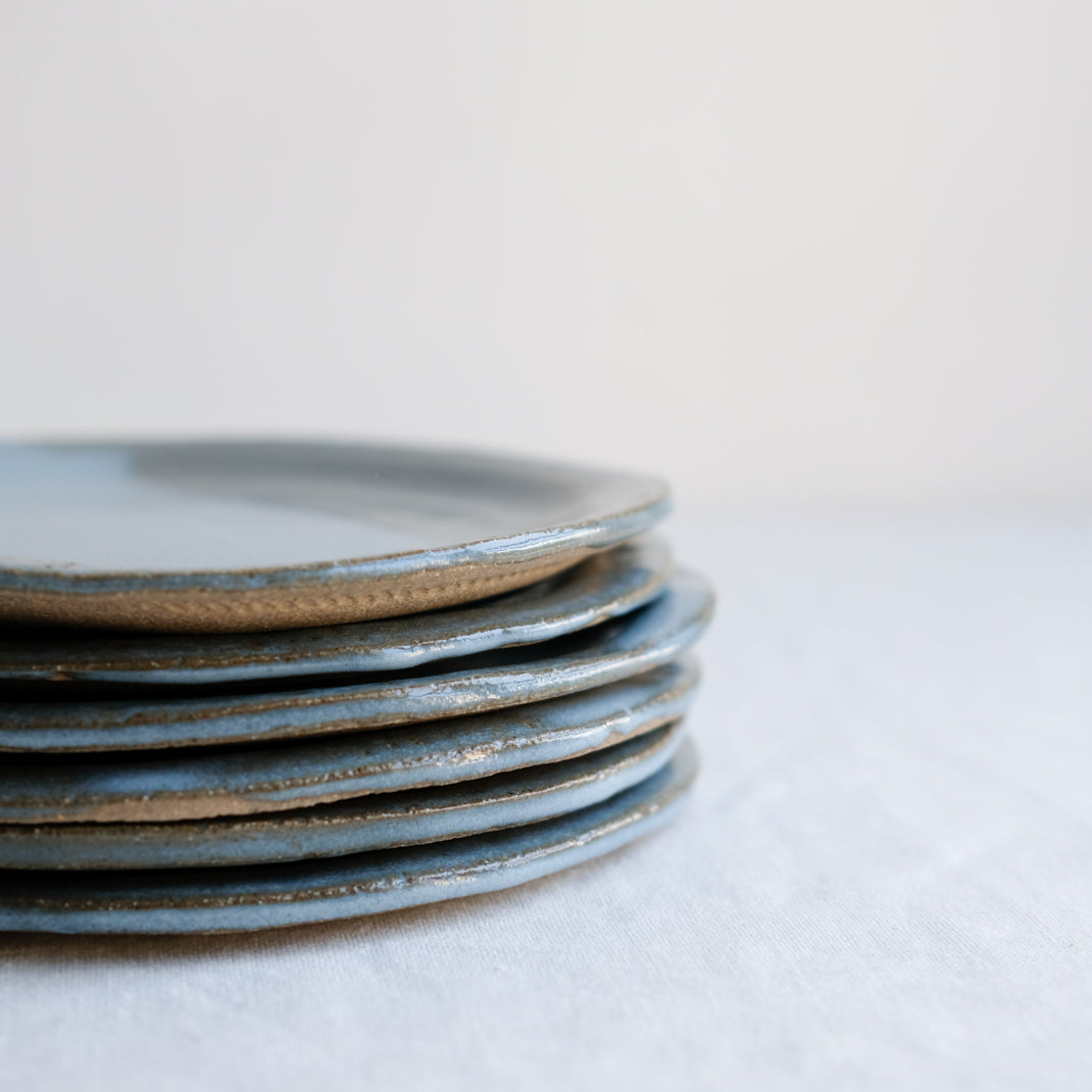 Assiette en grès vert-bleu de Judith Lasry chez Brutal Ceramics