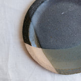Assiette en grès tricolore de Judith Lasry chez Brutal Ceramics