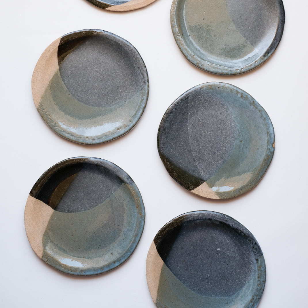 Assiette en grès tricolore de Judith Lasry chez Brutal Ceramics
