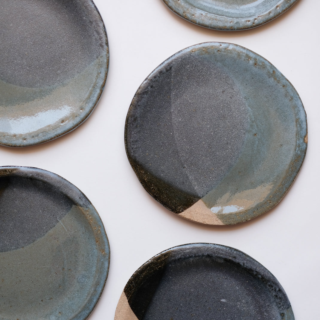 Assiette en grès tricolore de Judith Lasry chez Brutal Ceramics