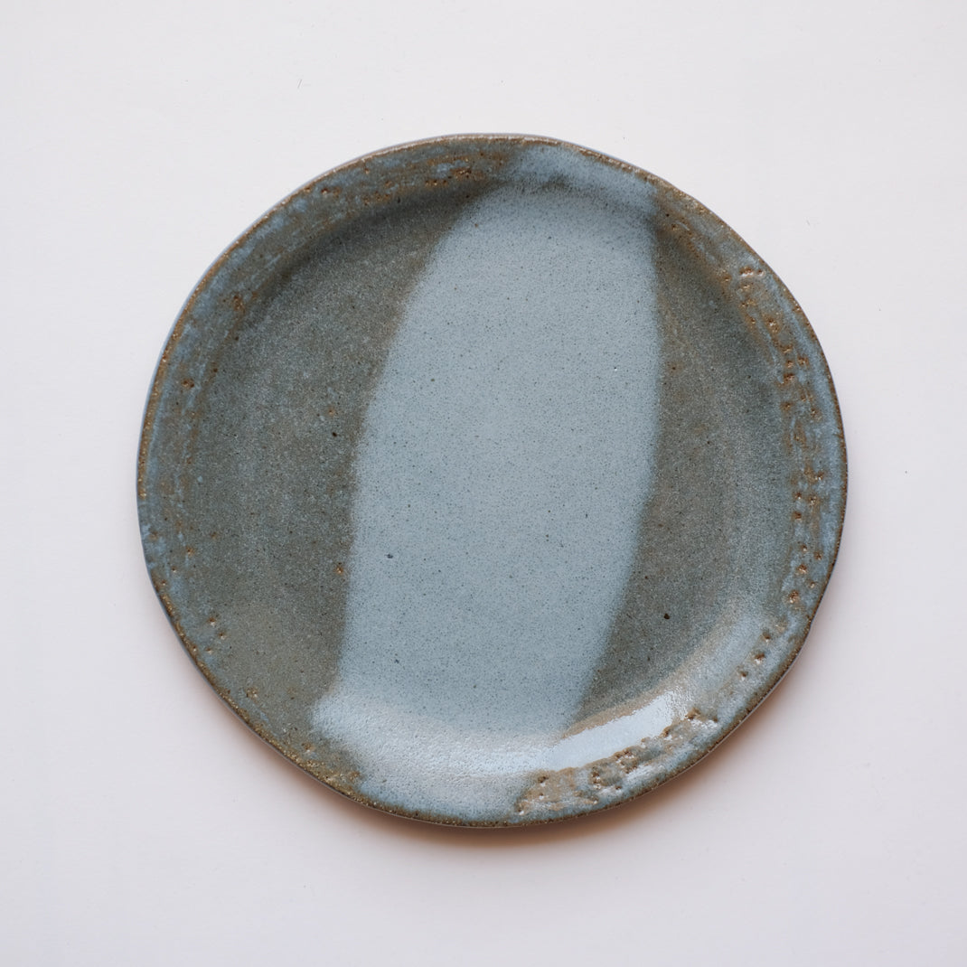 Assiette en grès vert-bleu de Judith Lasry chez Brutal Ceramics