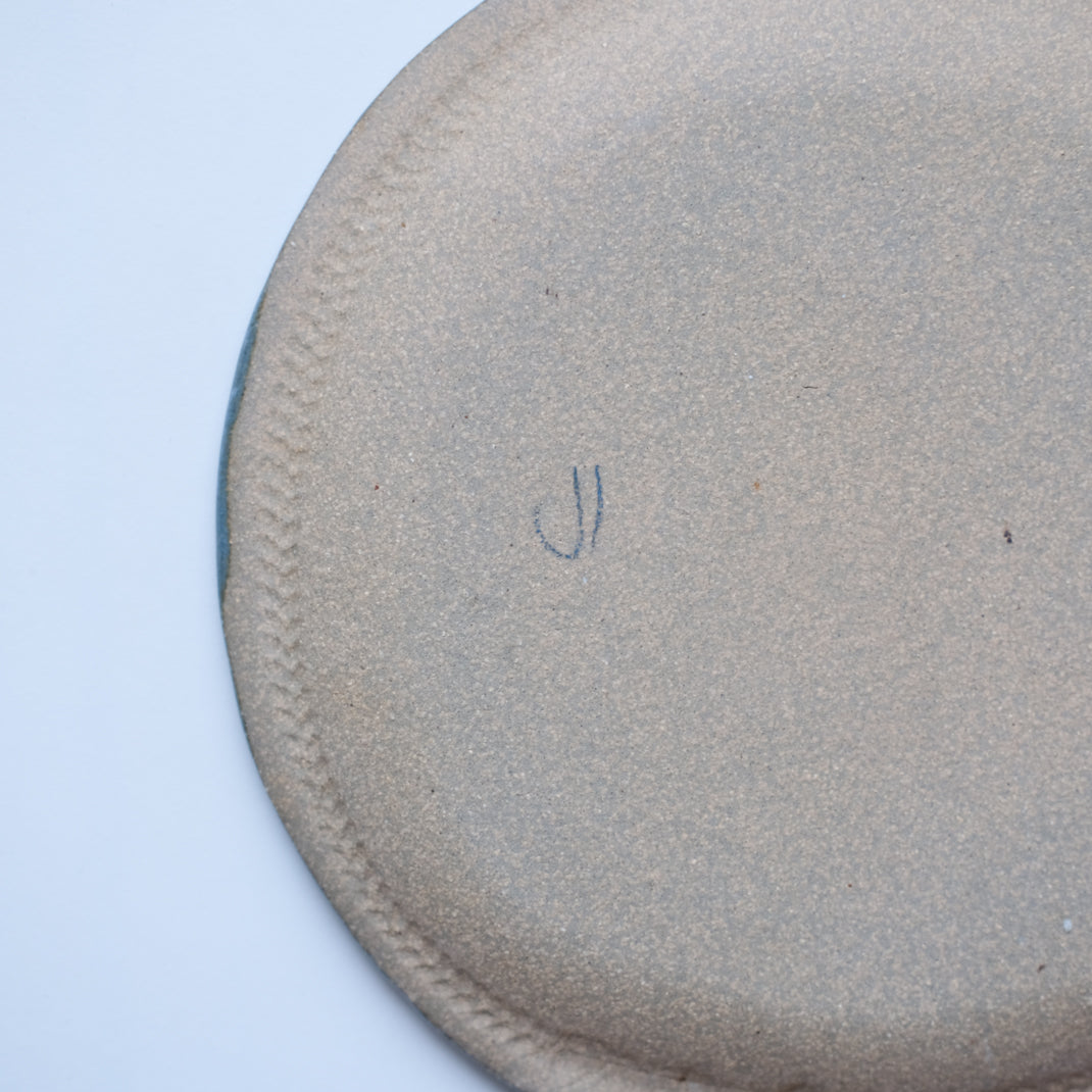 Assiette en grès vert-bleu de Judith Lasry chez Brutal Ceramics