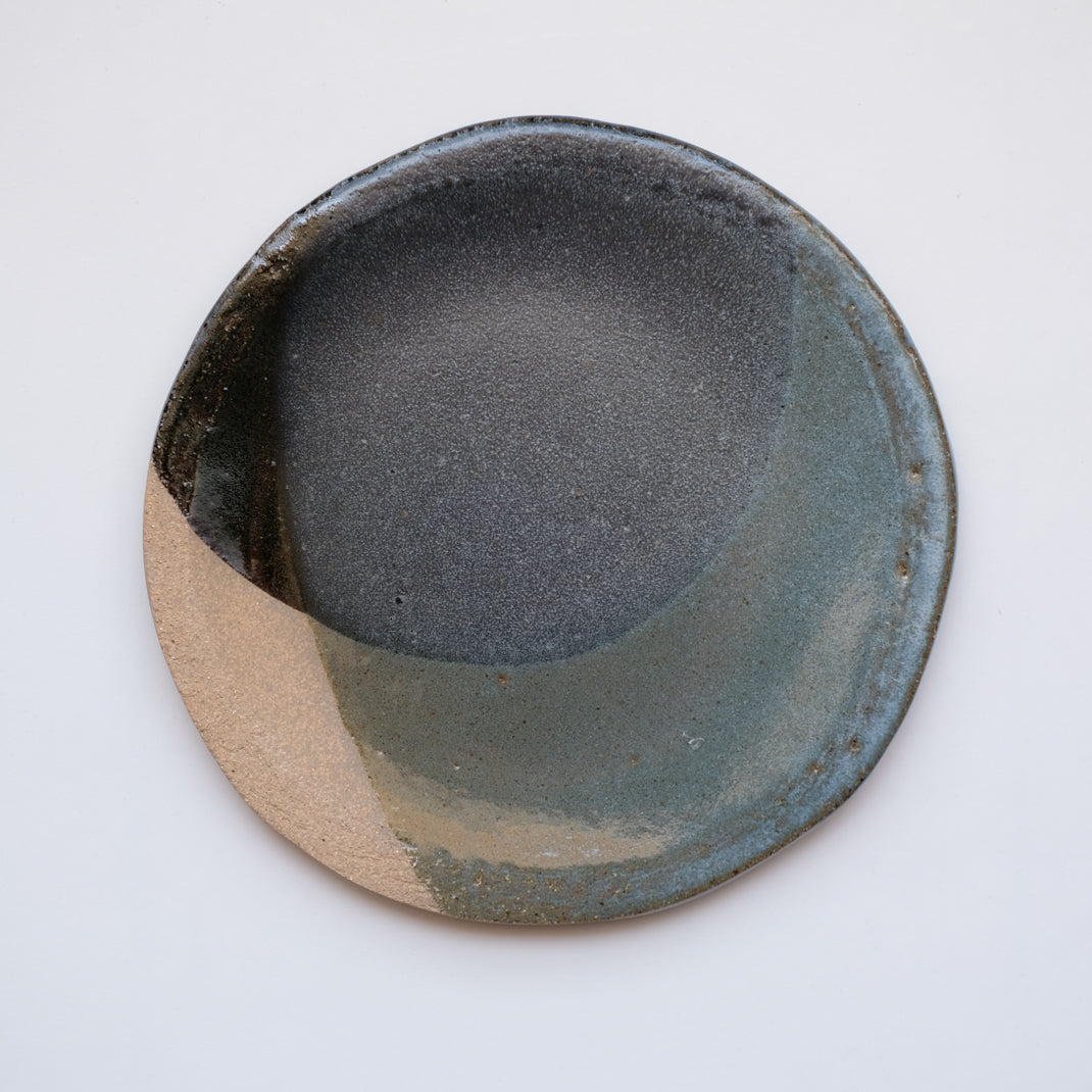Assiette en grès tricolore de Judith Lasry chez Brutal Ceramics