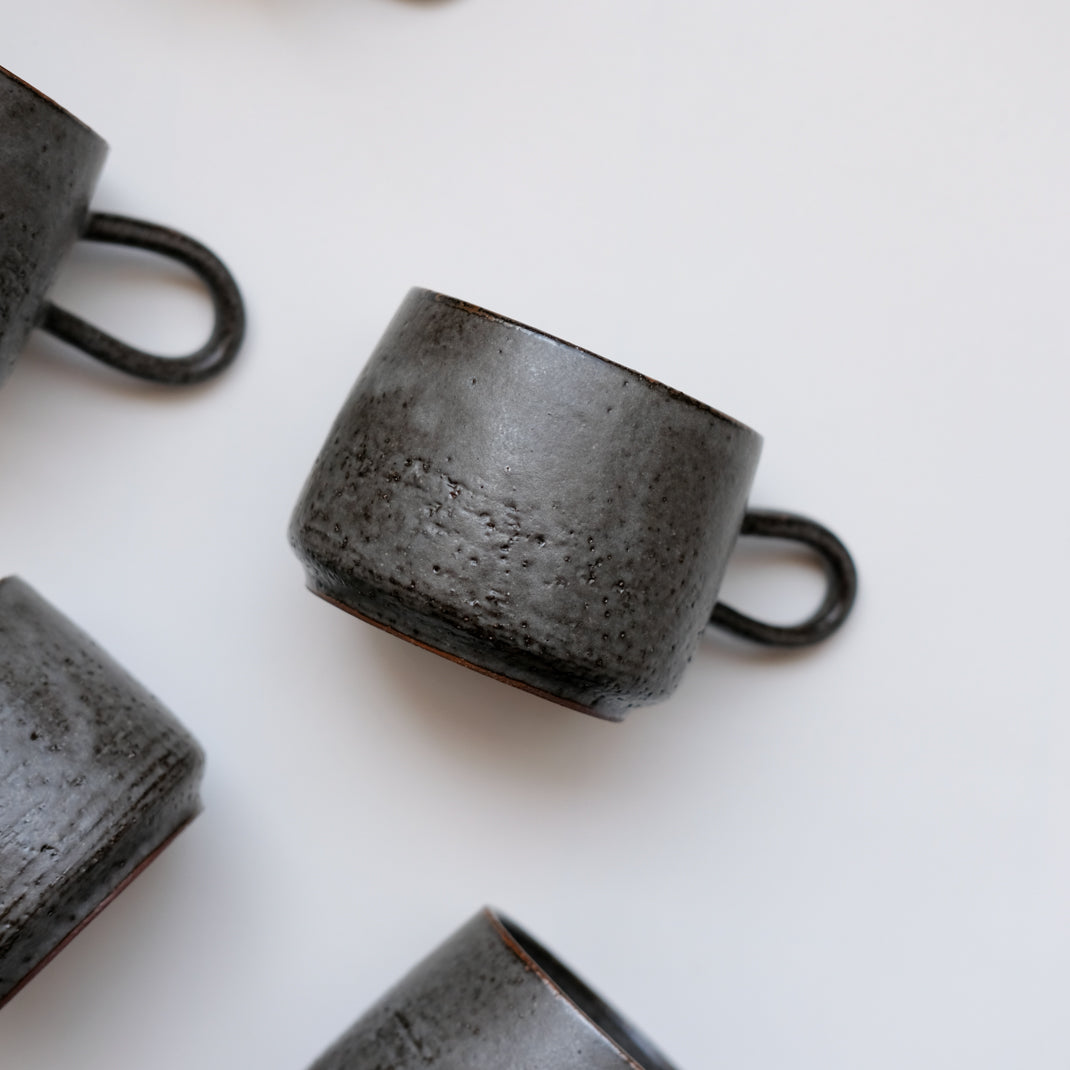 Tasse anthracite réalisée par la céramiste Laurence Labbé chez Brutal Ceramics