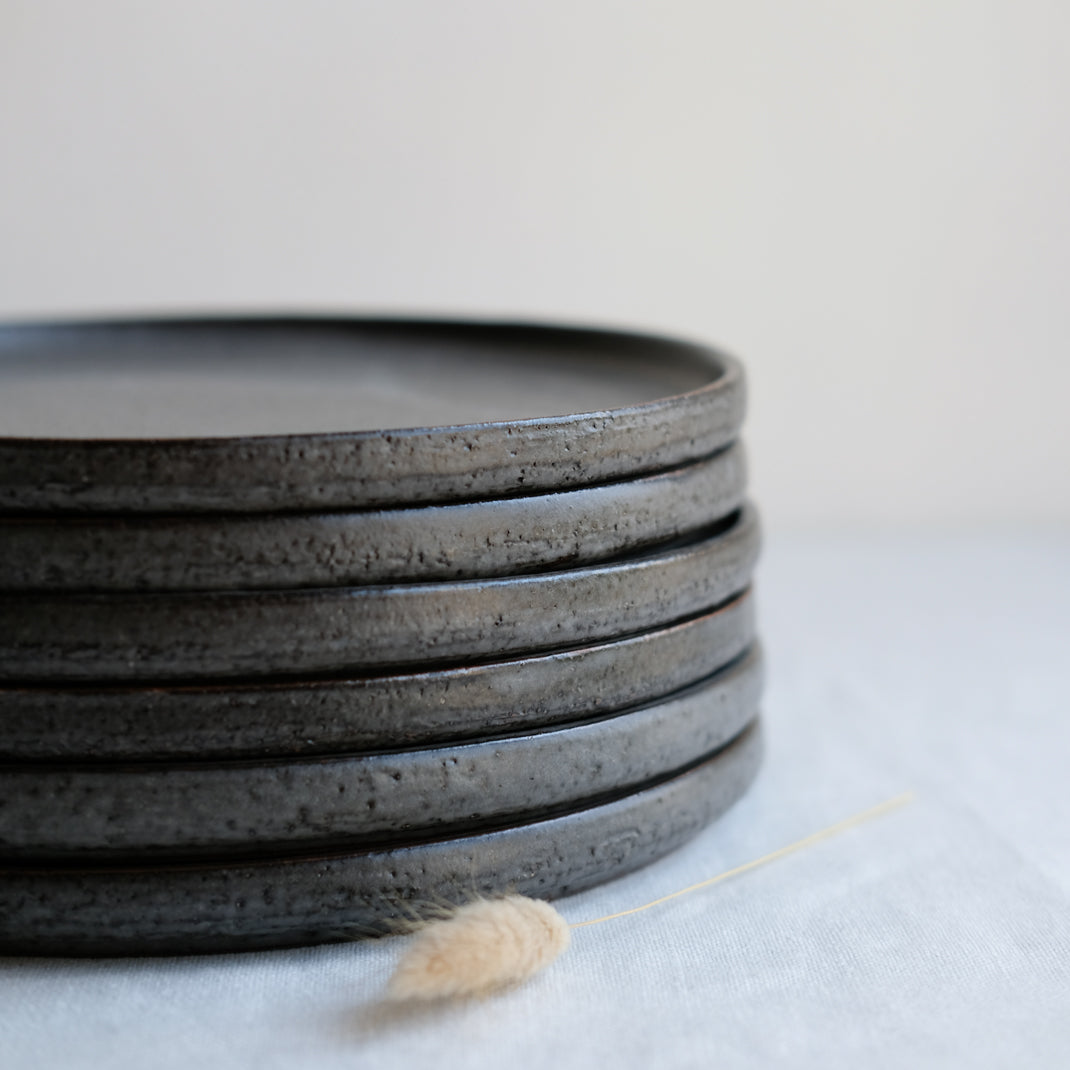 Assiette anthracite réalisée par la céramiste Laurence Labbé chez Brutal Ceramics