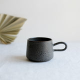 Tasse anthracite réalisée par la céramiste Laurence Labbé chez Brutal Ceramics