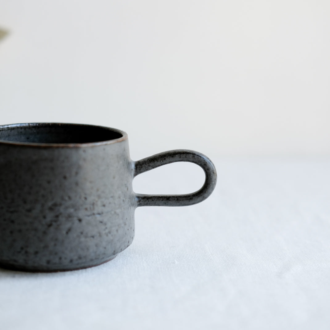 Tasse anthracite réalisée par la céramiste Laurence Labbé chez Brutal Ceramics