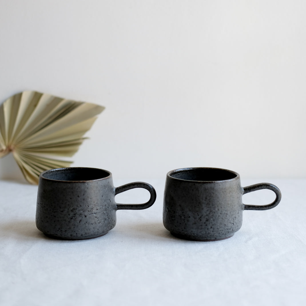 Tasse anthracite réalisée par la céramiste Laurence Labbé chez Brutal Ceramics