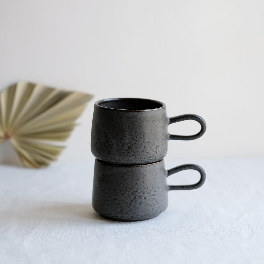 Tasse anthracite réalisée par la céramiste Laurence Labbé chez Brutal Ceramics