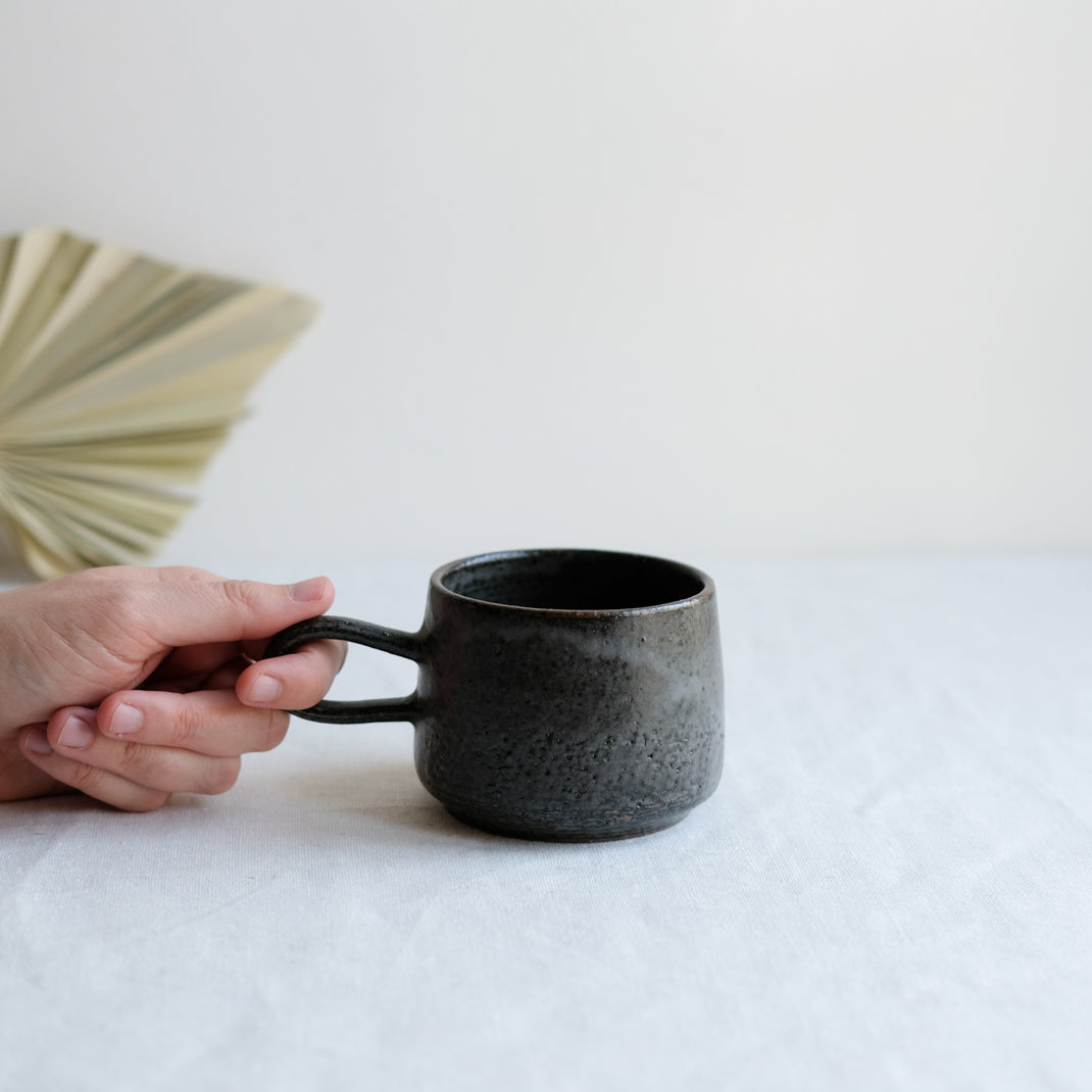 Tasse anthracite réalisée par la céramiste Laurence Labbé chez Brutal Ceramics