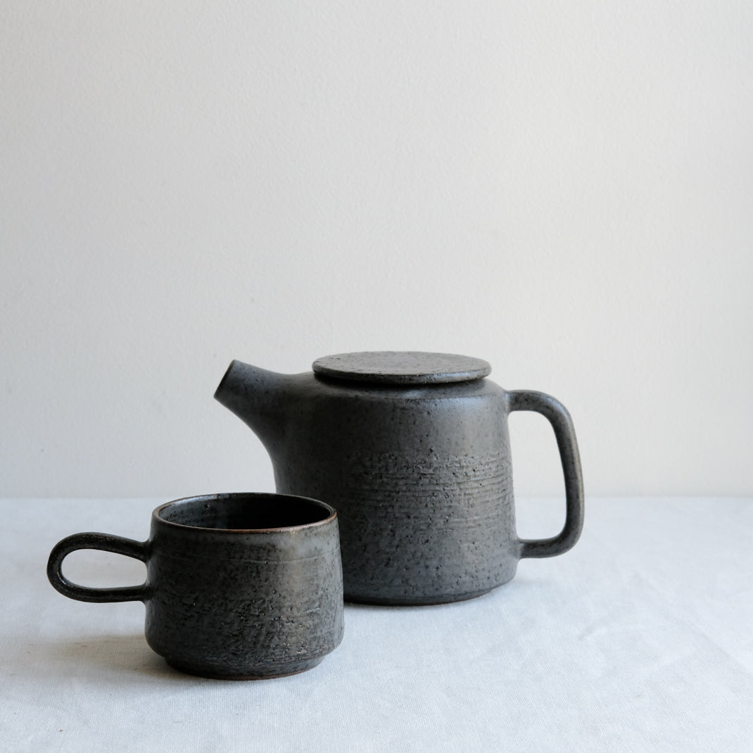 Tasse anthracite réalisée par la céramiste Laurence Labbé chez Brutal Ceramics