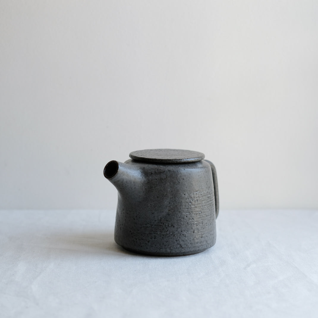 Théière anthracite réalisée par la céramiste Laurence Labbé chez Brutal Ceramics
