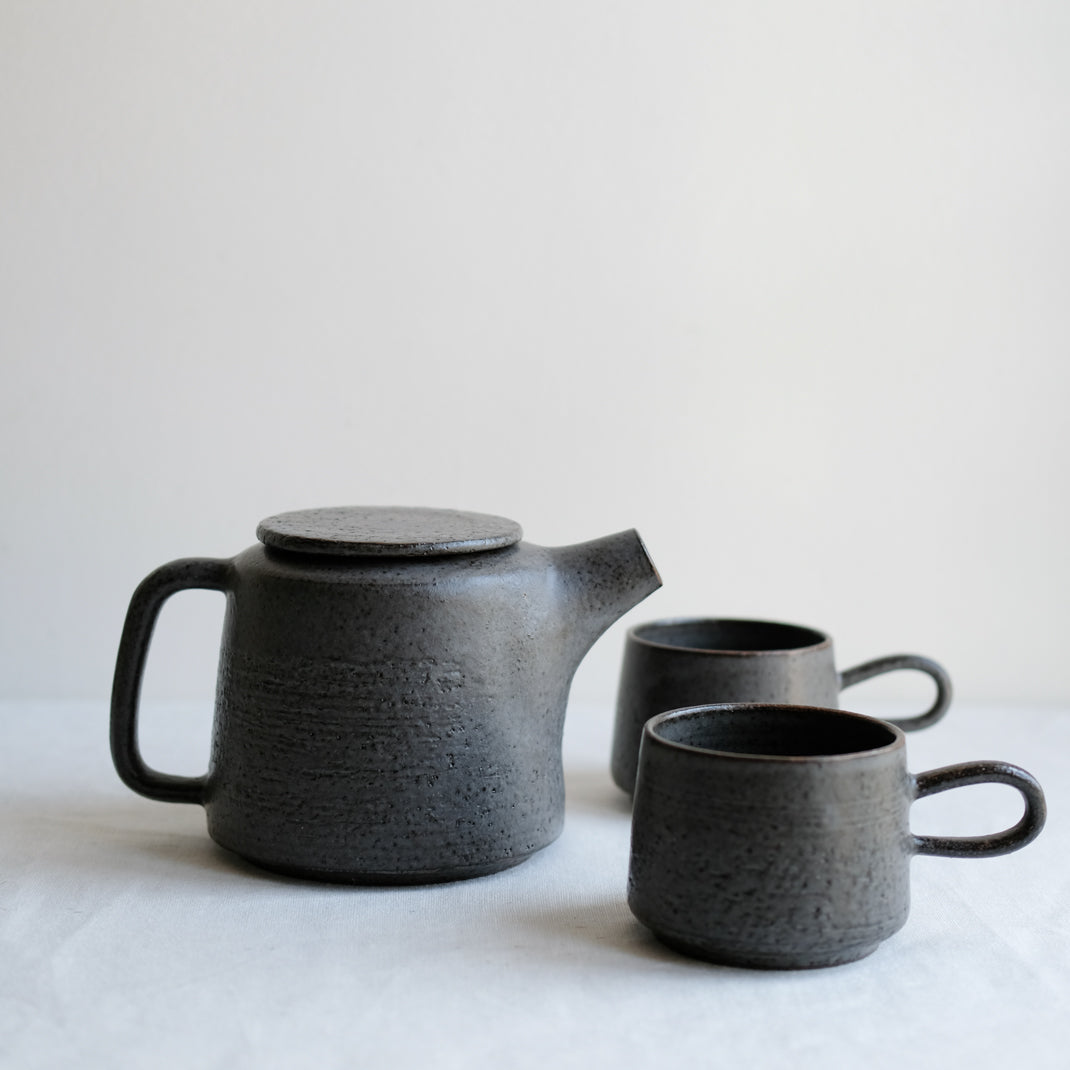 Théière anthracite réalisée par la céramiste Laurence Labbé chez Brutal Ceramics