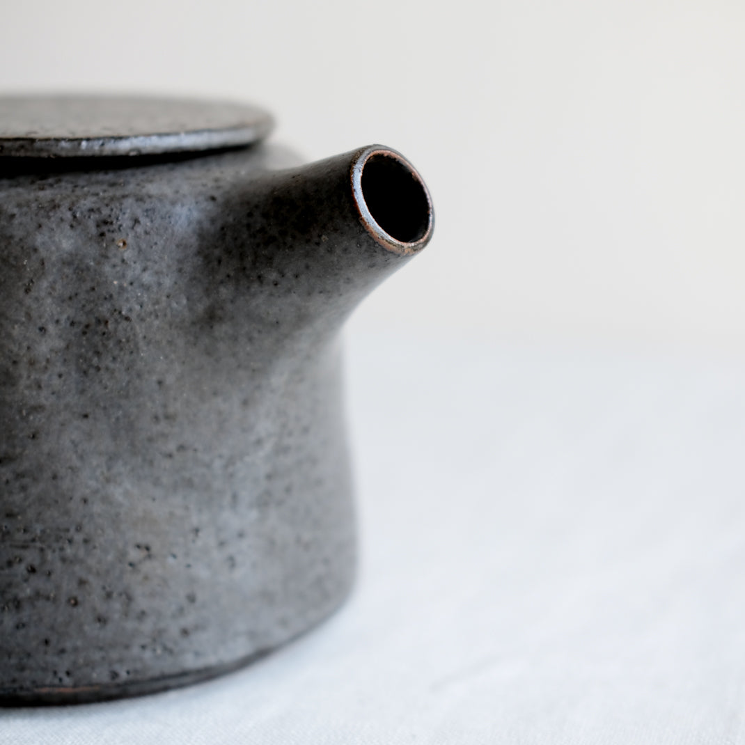 Théière anthracite réalisée par la céramiste Laurence Labbé chez Brutal Ceramics