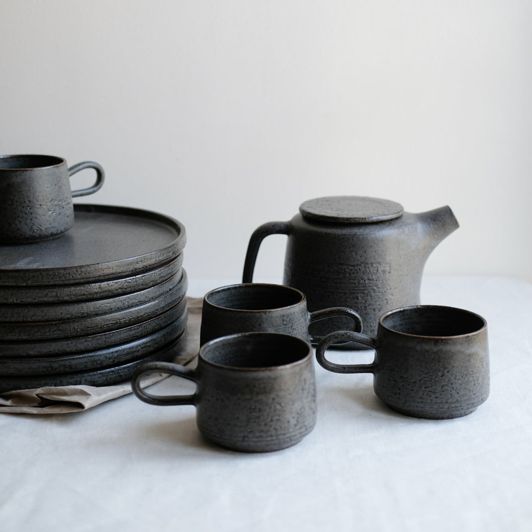 Théière anthracite réalisée par la céramiste Laurence Labbé chez Brutal Ceramics