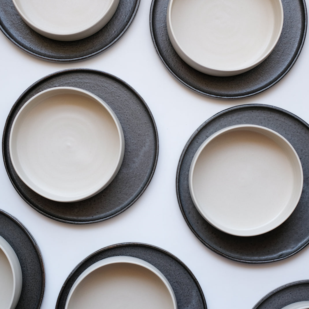 Assiette en grès D 23,5cm - gris foncé