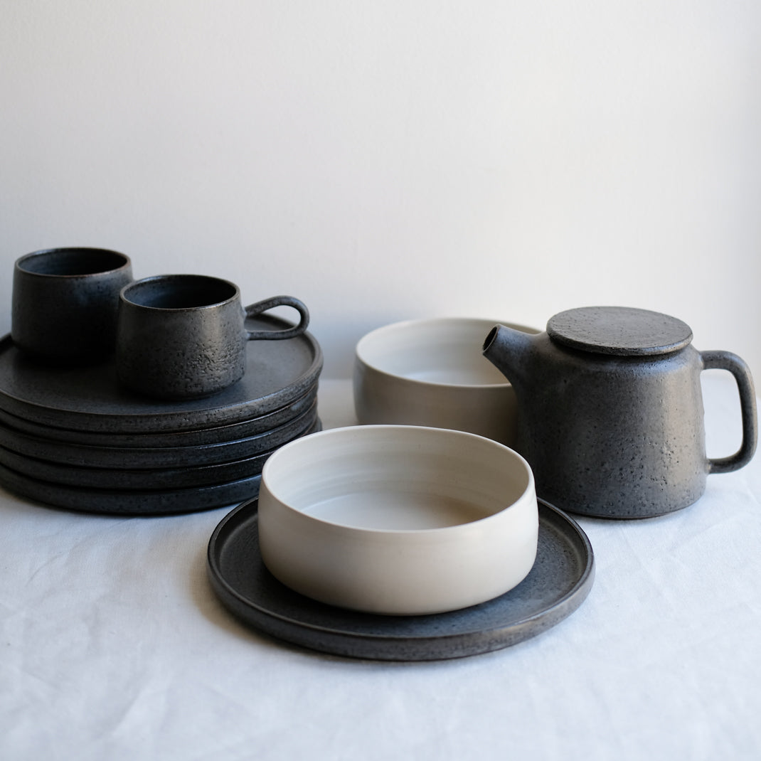 Assiette en grès D 23,5cm - gris foncé